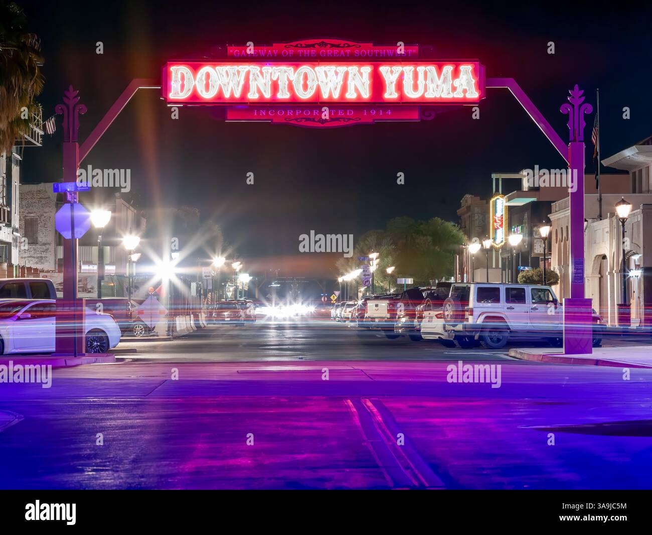 Insegna del centro di Yuma illuminata di notte su Main Street, Yuma, Arizona, che cattura le luci colorate della città e l'atmosfera di una piccola città. Foto Stock