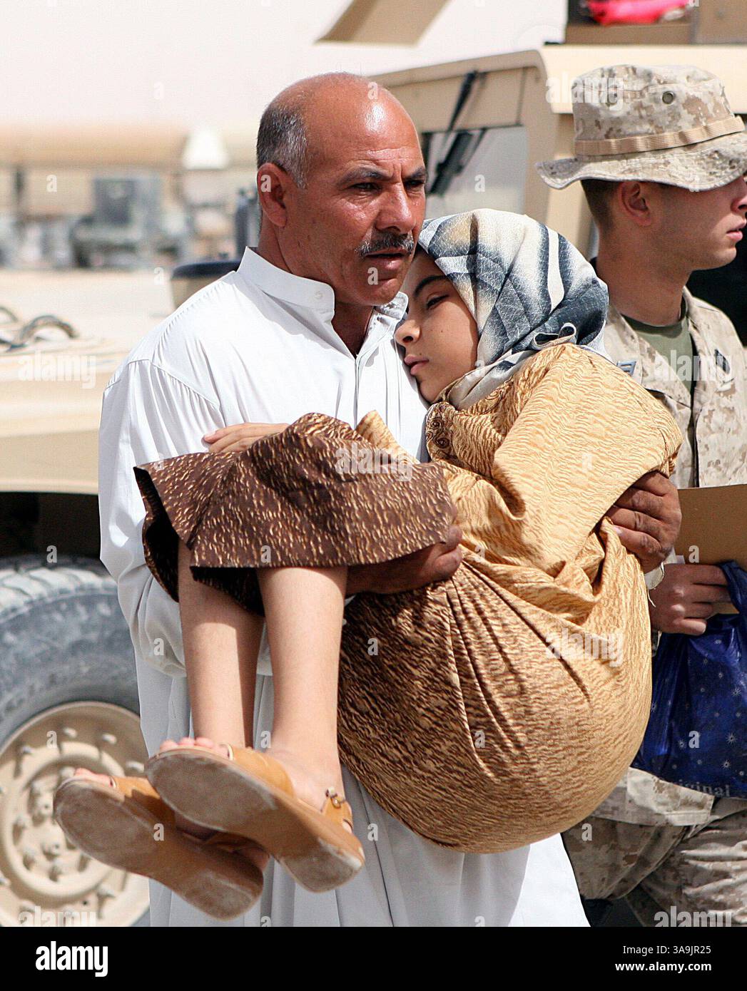 10 agosto 2006; al Qa'im, IRAQ; Ahmed, un insegnante di scuola di 46 anni a Karabilah porta sua figlia di 12 anni, Hadael Hamade, in una struttura medica militare degli Stati Uniti. Hadael ha un disperato bisogno di un intervento chirurgico salvavita. Hadael soffre di una malattia chiamata "Oxalosis", che causa insufficienza renale permanente. Una recente spedizione di medicine per aiutare a guadagnare tempo per la ragazza è stata recentemente donata attraverso agenzie non governative statunitensi e sta aiutando a mantenerla in vita, fino a quando non sarà trovato un donatore di organi. Il suo caso ha recentemente attirato l'attenzione negli Stati Uniti dopo diverse organizzazioni no-profit e un congresso Foto Stock