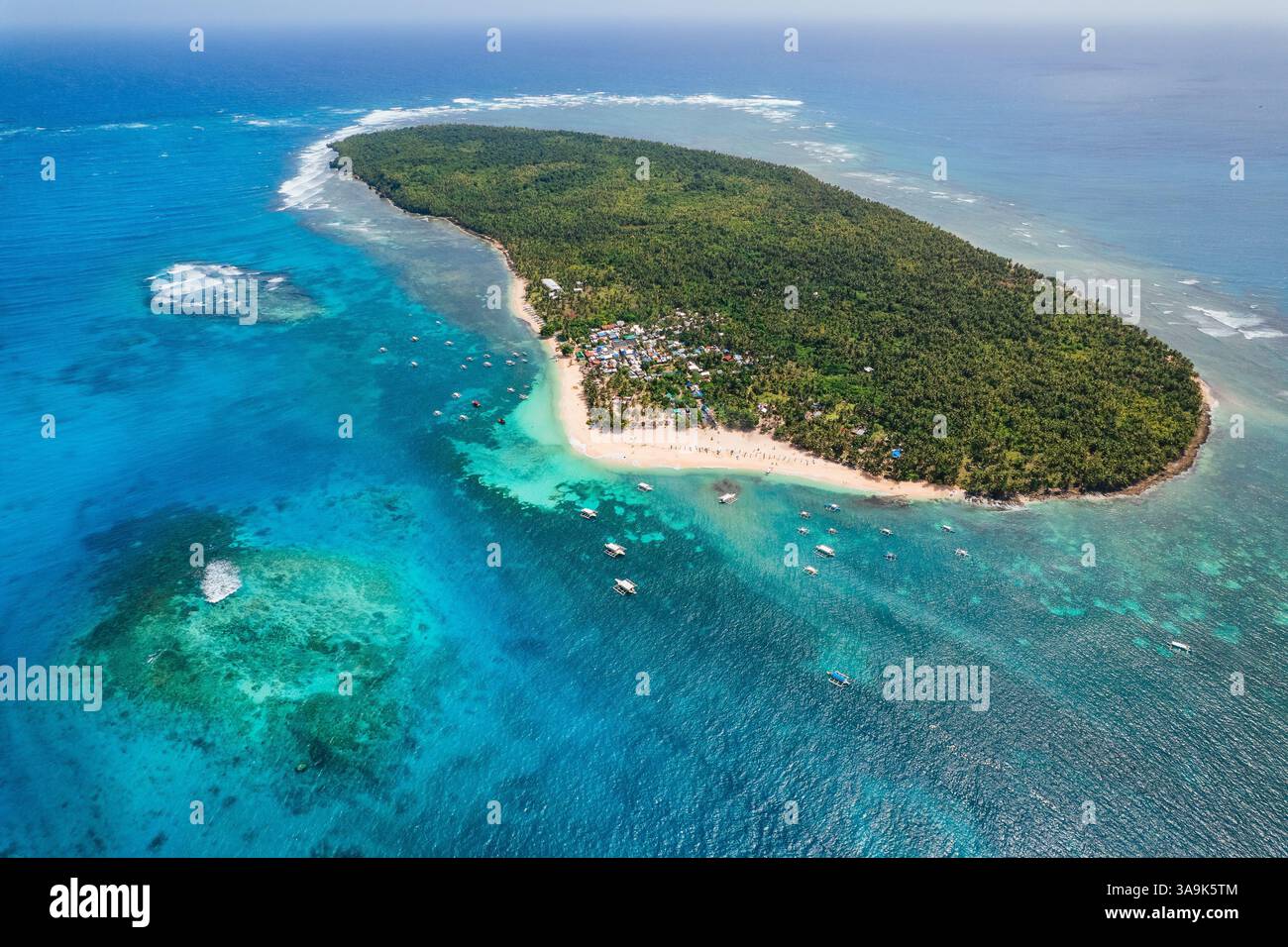 Vista aerea mozzafiato dell'isola di Daku, Siargao, Un paradiso tropicale con spiagge di sabbia bianca, acque cristalline e vegetazione lussureggiante, che offre un Perfe Foto Stock