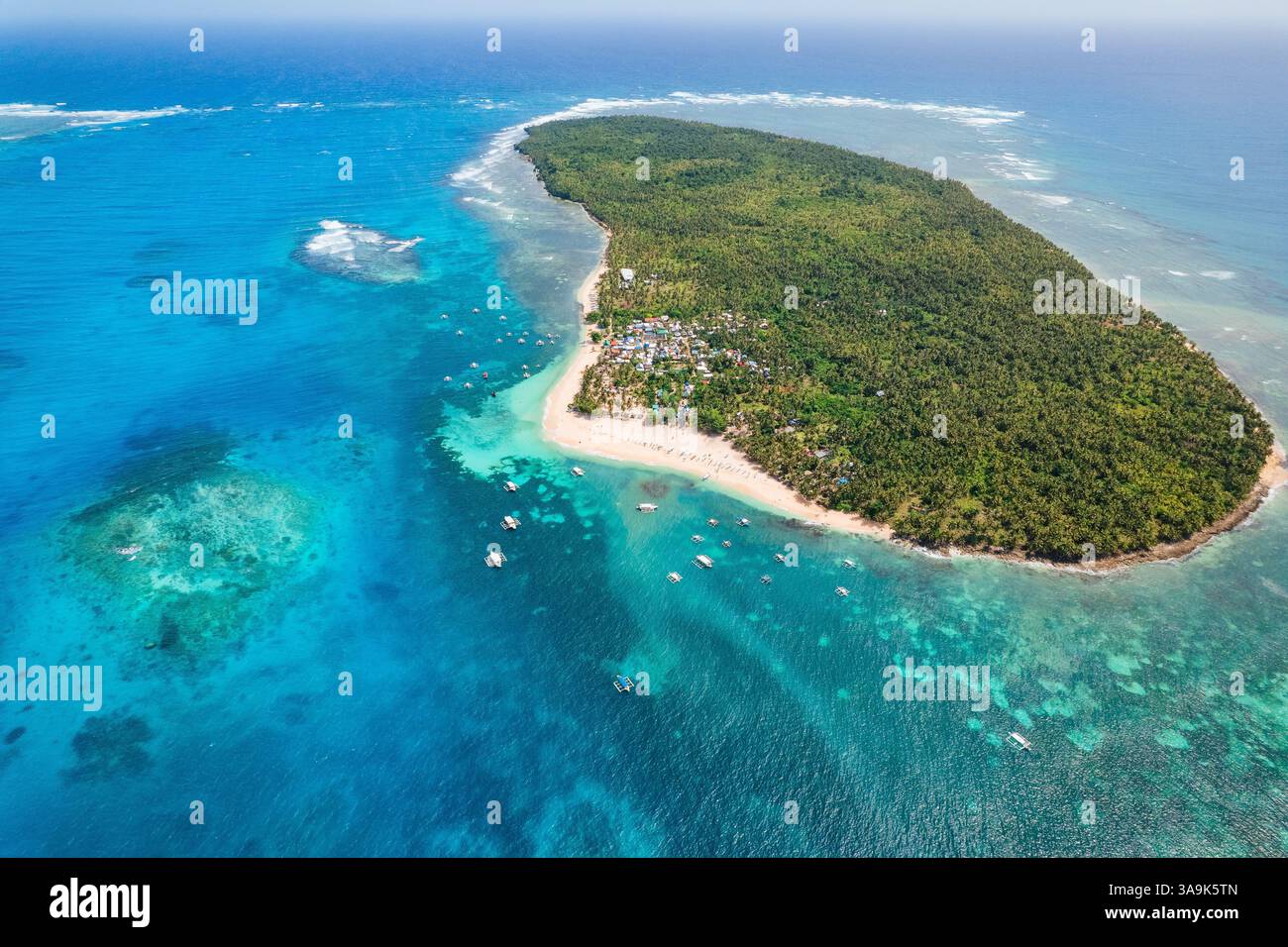 Vista aerea mozzafiato dell'isola di Daku, Siargao, Un paradiso tropicale con spiagge di sabbia bianca, acque cristalline e vegetazione lussureggiante, che offre un Perfe Foto Stock