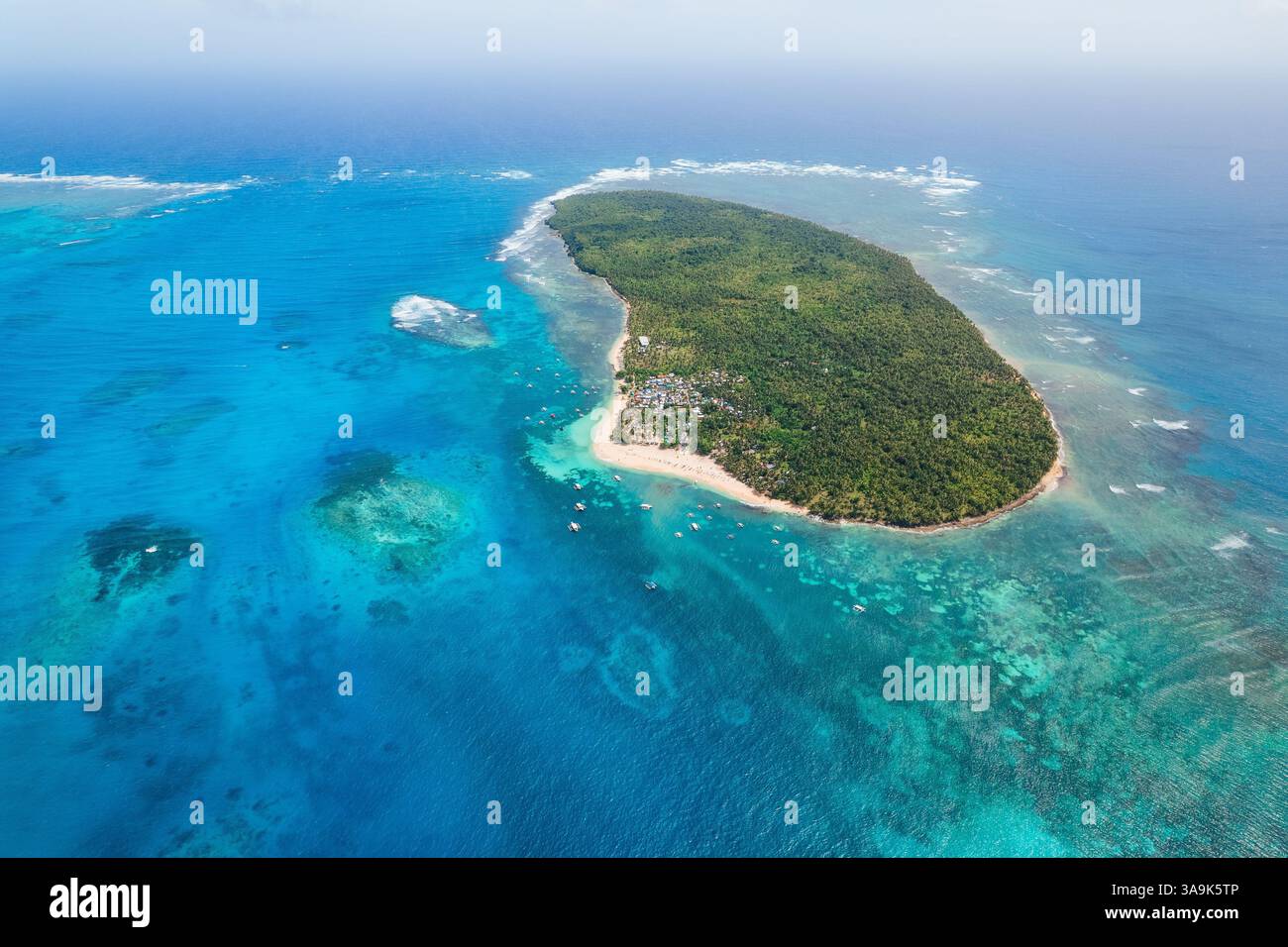 Vista aerea mozzafiato dell'isola di Daku, Siargao, Un paradiso tropicale con spiagge di sabbia bianca, acque cristalline e vegetazione lussureggiante, che offre un Perfe Foto Stock
