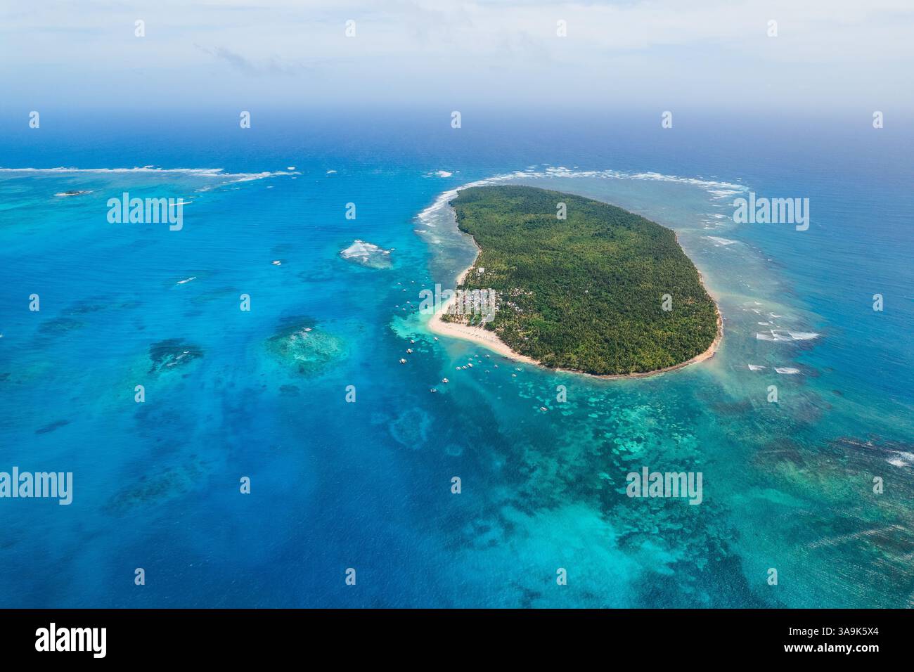 Vista aerea mozzafiato dell'isola di Daku, Siargao, Un paradiso tropicale con spiagge di sabbia bianca, acque cristalline e vegetazione lussureggiante, che offre un Perfe Foto Stock