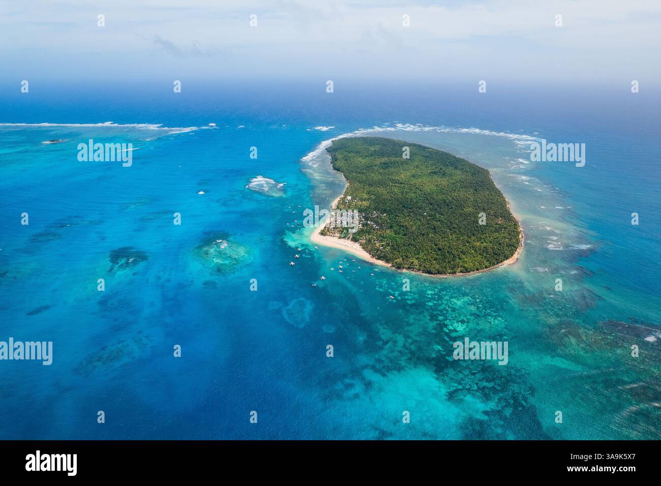 Vista aerea mozzafiato dell'isola di Daku, Siargao, Un paradiso tropicale con spiagge di sabbia bianca, acque cristalline e vegetazione lussureggiante, che offre un Perfe Foto Stock