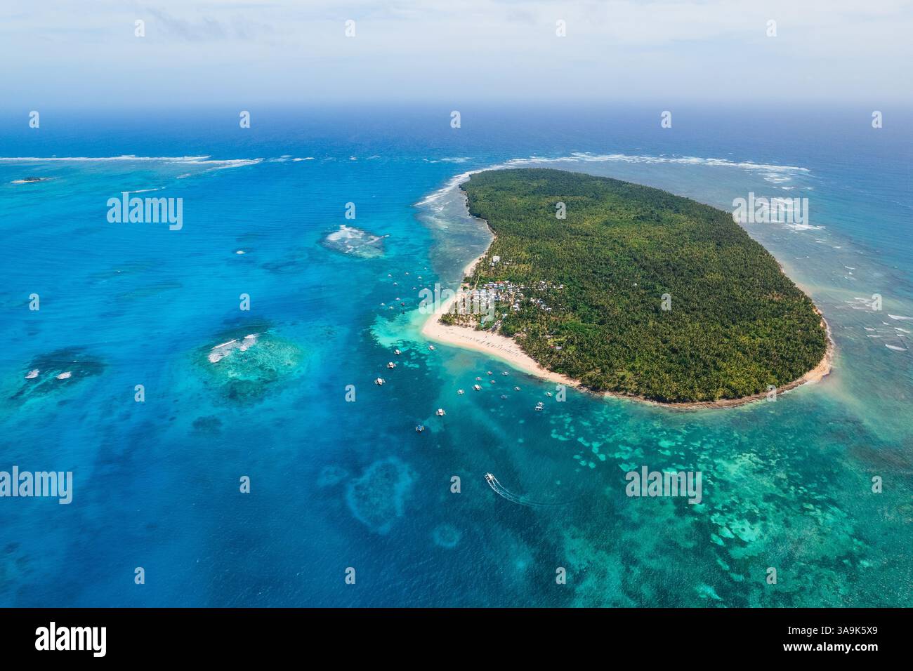 Vista aerea mozzafiato dell'isola di Daku, Siargao, Un paradiso tropicale con spiagge di sabbia bianca, acque cristalline e vegetazione lussureggiante, che offre un Perfe Foto Stock