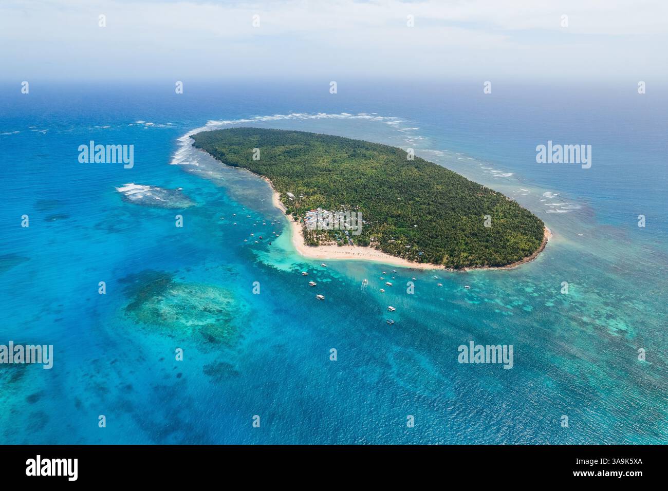 Vista aerea mozzafiato dell'isola di Daku, Siargao, Un paradiso tropicale con spiagge di sabbia bianca, acque cristalline e vegetazione lussureggiante, che offre un Perfe Foto Stock