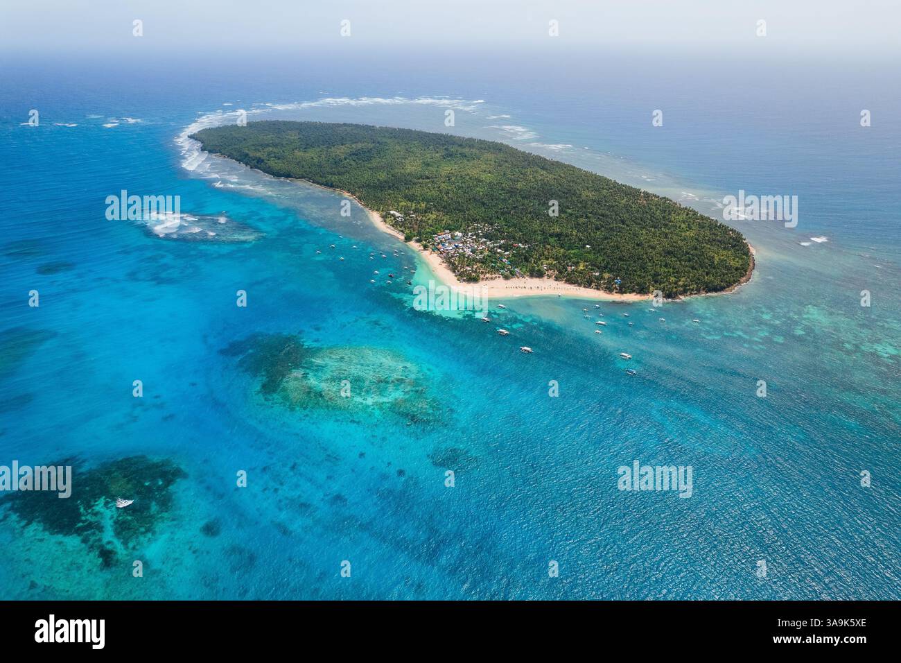 Vista aerea mozzafiato dell'isola di Daku, Siargao, Un paradiso tropicale con spiagge di sabbia bianca, acque cristalline e vegetazione lussureggiante, che offre un Perfe Foto Stock