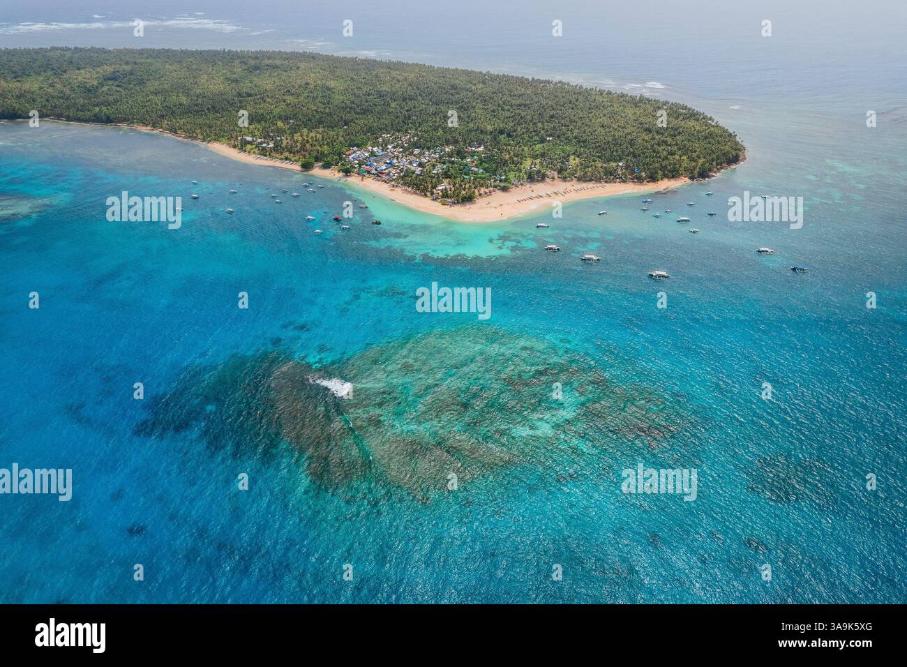 Vista aerea mozzafiato dell'isola di Daku, Siargao, Un paradiso tropicale con spiagge di sabbia bianca, acque cristalline e vegetazione lussureggiante, che offre un Perfe Foto Stock