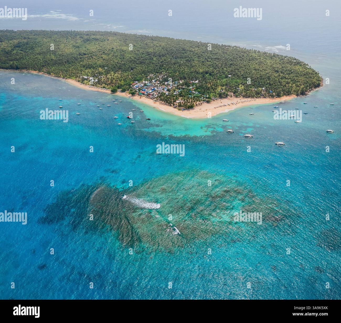 Vista aerea mozzafiato dell'isola di Daku, Siargao, Un paradiso tropicale con spiagge di sabbia bianca, acque cristalline e vegetazione lussureggiante, che offre un Perfe Foto Stock