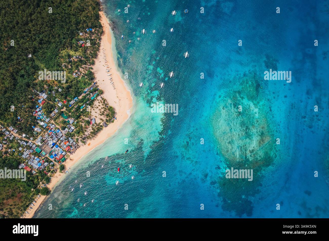 Vista aerea mozzafiato dell'isola di Daku, Siargao, Un paradiso tropicale con spiagge di sabbia bianca, acque cristalline e vegetazione lussureggiante, che offre un Perfe Foto Stock