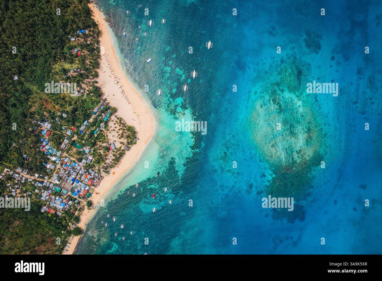 Vista aerea mozzafiato dell'isola di Daku, Siargao, Un paradiso tropicale con spiagge di sabbia bianca, acque cristalline e vegetazione lussureggiante, che offre un Perfe Foto Stock