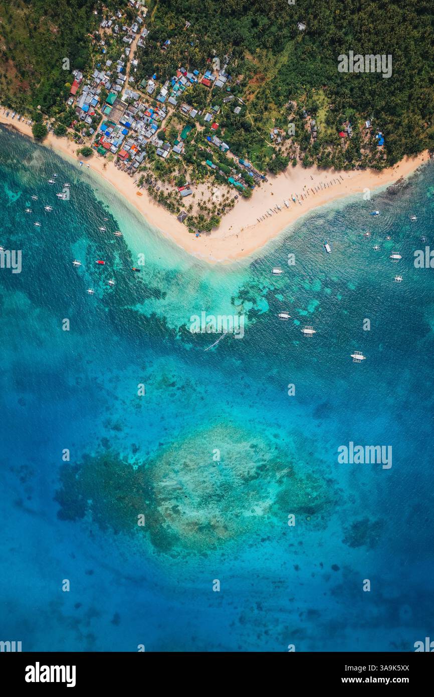 Vista aerea mozzafiato dell'isola di Daku, Siargao, Un paradiso tropicale con spiagge di sabbia bianca, acque cristalline e vegetazione lussureggiante, che offre un Perfe Foto Stock