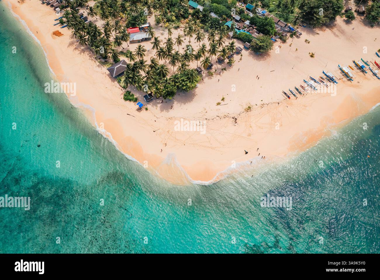 Vista aerea mozzafiato dell'isola di Daku, Siargao, Un paradiso tropicale con spiagge di sabbia bianca, acque cristalline e vegetazione lussureggiante, che offre un Perfe Foto Stock