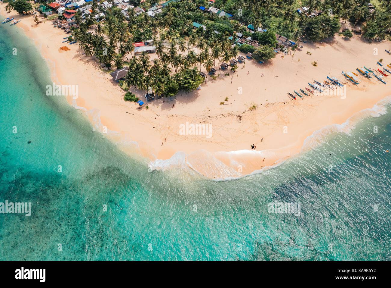 Vista aerea mozzafiato dell'isola di Daku, Siargao, Un paradiso tropicale con spiagge di sabbia bianca, acque cristalline e vegetazione lussureggiante, che offre un Perfe Foto Stock