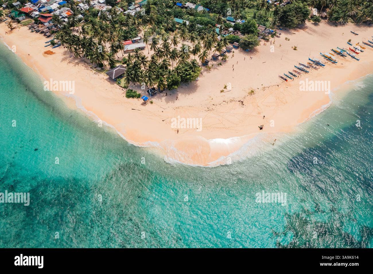 Vista aerea mozzafiato dell'isola di Daku, Siargao, Un paradiso tropicale con spiagge di sabbia bianca, acque cristalline e vegetazione lussureggiante, che offre un Perfe Foto Stock