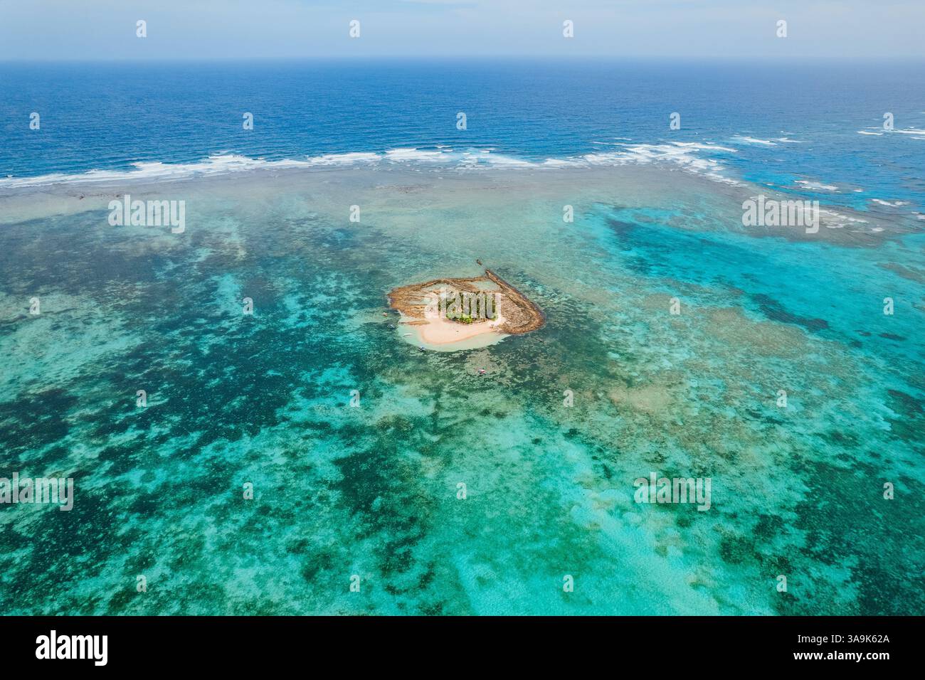 Vista aerea dell'isola di Guyam, Siargao, Una piccola e bellissima isola circondata da acque cristalline, spiagge di sabbia bianca e lussureggianti palme Foto Stock
