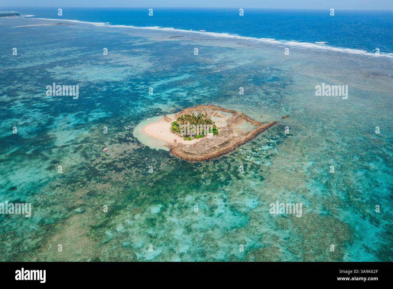 Vista aerea dell'isola di Guyam, Siargao, Una piccola e bellissima isola circondata da acque cristalline, spiagge di sabbia bianca e lussureggianti palme Foto Stock