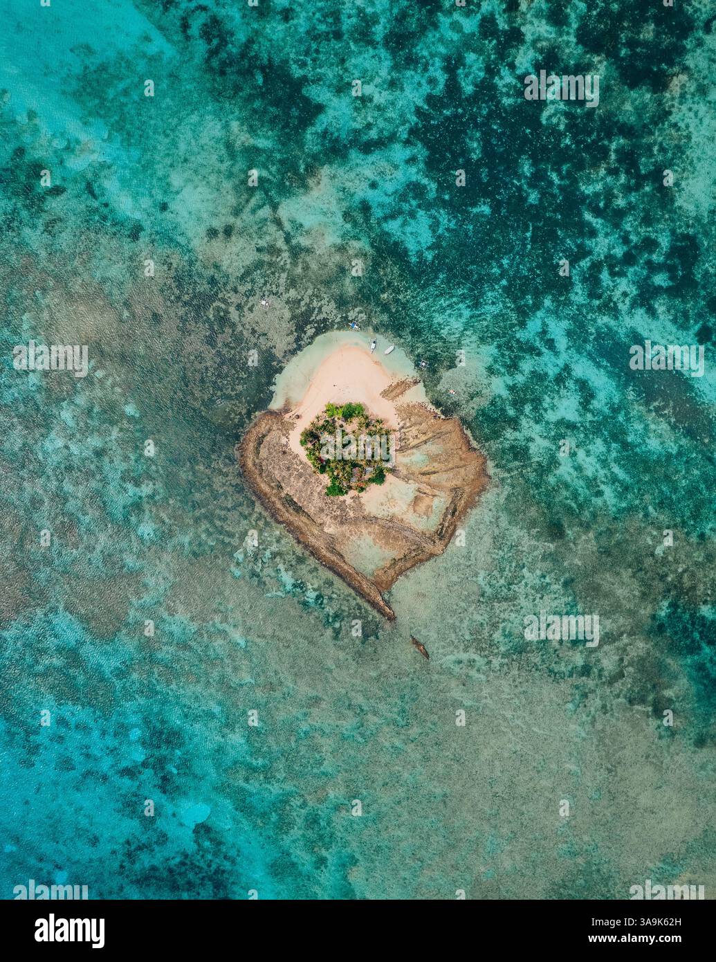 Vista aerea dell'isola di Guyam, Siargao, Una piccola e bellissima isola circondata da acque cristalline, spiagge di sabbia bianca e lussureggianti palme Foto Stock