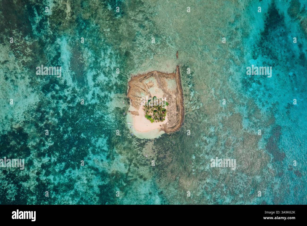Vista aerea dell'isola di Guyam, Siargao, Una piccola e bellissima isola circondata da acque cristalline, spiagge di sabbia bianca e lussureggianti palme Foto Stock