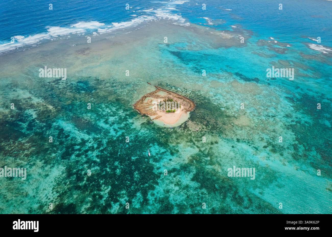 Vista aerea dell'isola di Guyam, Siargao, Una piccola e bellissima isola circondata da acque cristalline, spiagge di sabbia bianca e lussureggianti palme Foto Stock