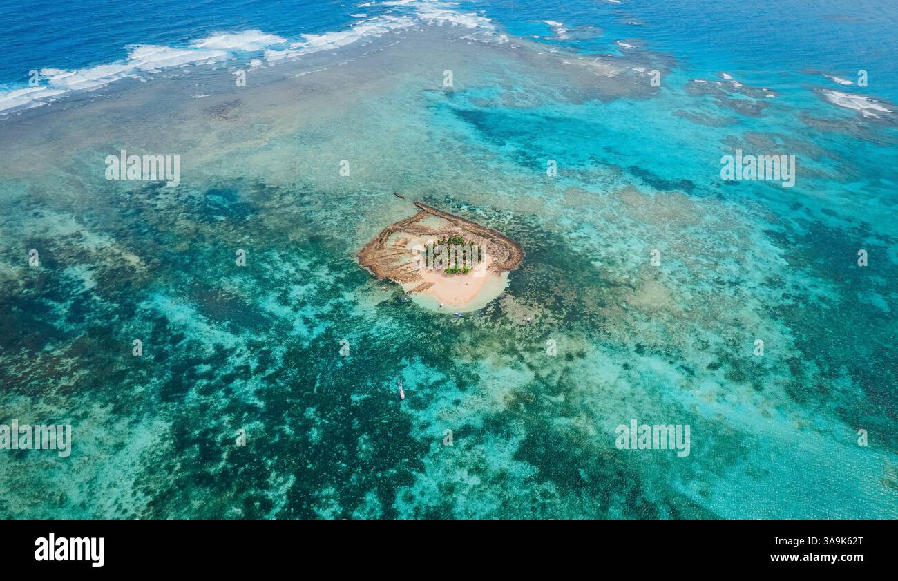 Vista aerea dell'isola di Guyam, Siargao, Una piccola e bellissima isola circondata da acque cristalline, spiagge di sabbia bianca e lussureggianti palme Foto Stock