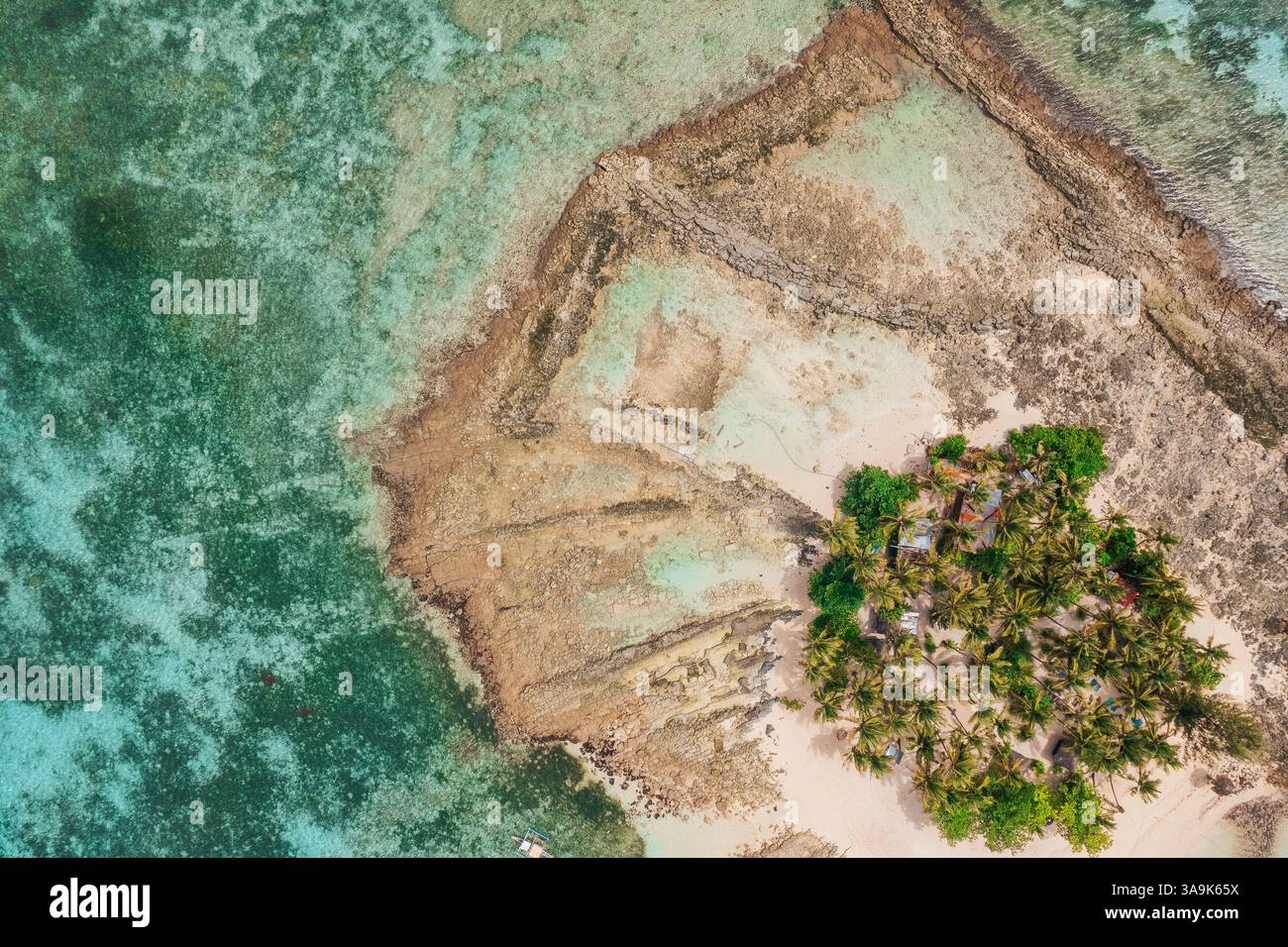 Vista aerea dell'isola di Guyam, Siargao, Una piccola e bellissima isola circondata da acque cristalline, spiagge di sabbia bianca e lussureggianti palme Foto Stock