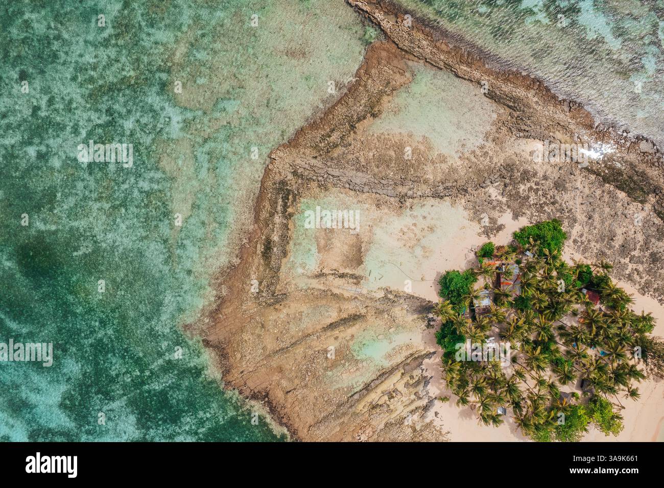 Vista aerea dell'isola di Guyam, Siargao, Una piccola e bellissima isola circondata da acque cristalline, spiagge di sabbia bianca e lussureggianti palme Foto Stock