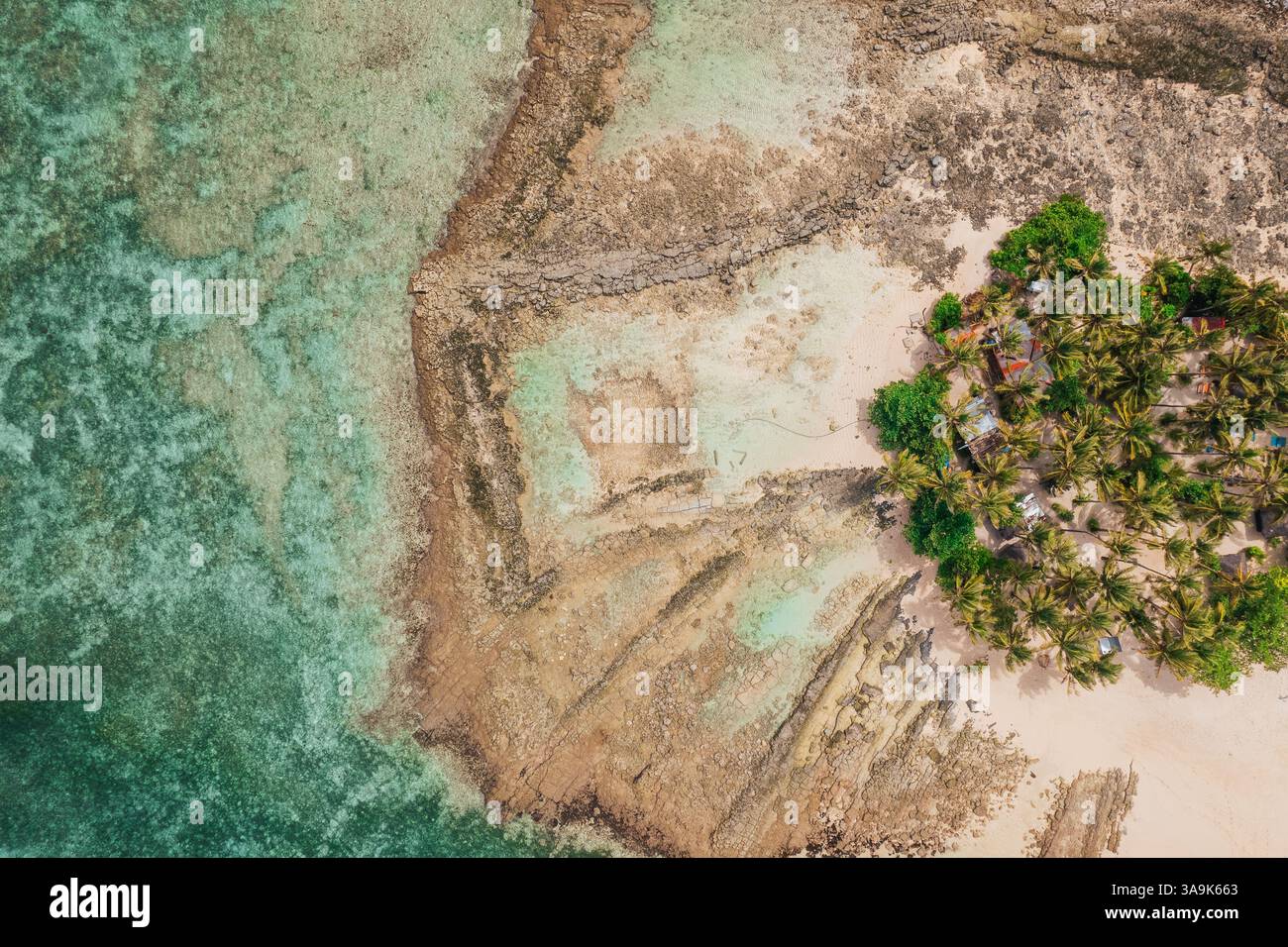 Vista aerea dell'isola di Guyam, Siargao, Una piccola e bellissima isola circondata da acque cristalline, spiagge di sabbia bianca e lussureggianti palme Foto Stock