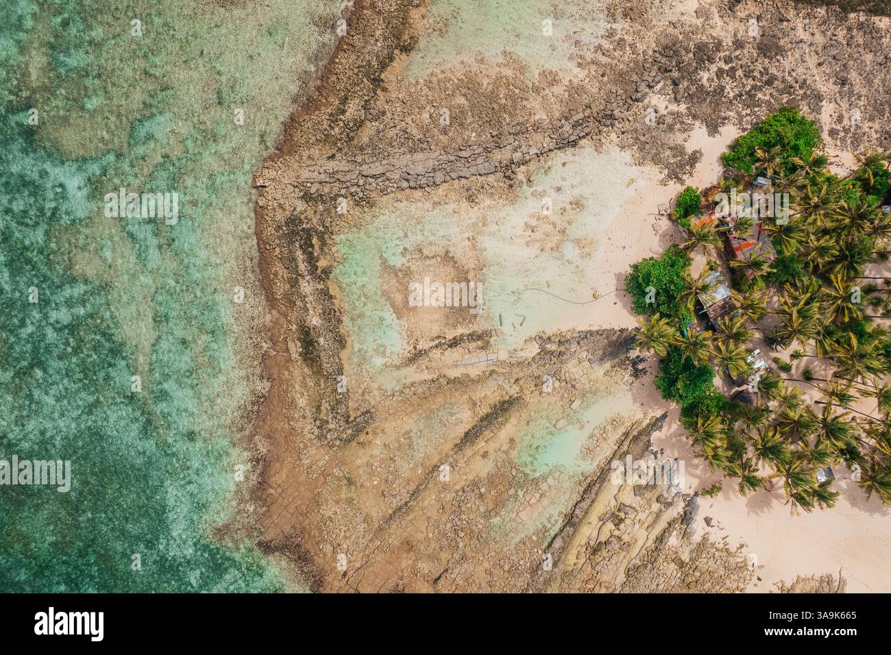 Vista aerea dell'isola di Guyam, Siargao, Una piccola e bellissima isola circondata da acque cristalline, spiagge di sabbia bianca e lussureggianti palme Foto Stock