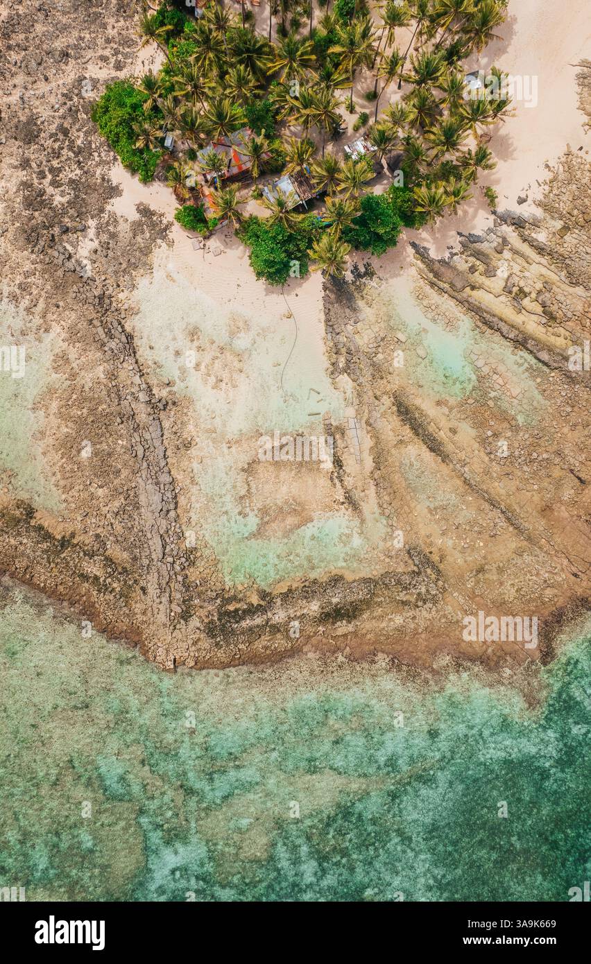 Vista aerea dell'isola di Guyam, Siargao, Una piccola e bellissima isola circondata da acque cristalline, spiagge di sabbia bianca e lussureggianti palme Foto Stock