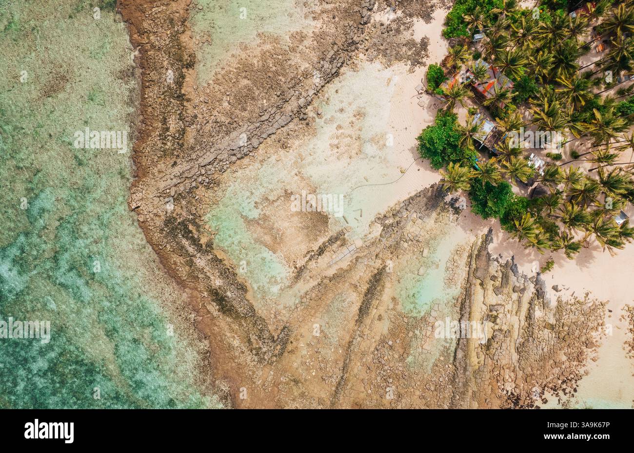 Vista aerea dell'isola di Guyam, Siargao, Una piccola e bellissima isola circondata da acque cristalline, spiagge di sabbia bianca e lussureggianti palme Foto Stock