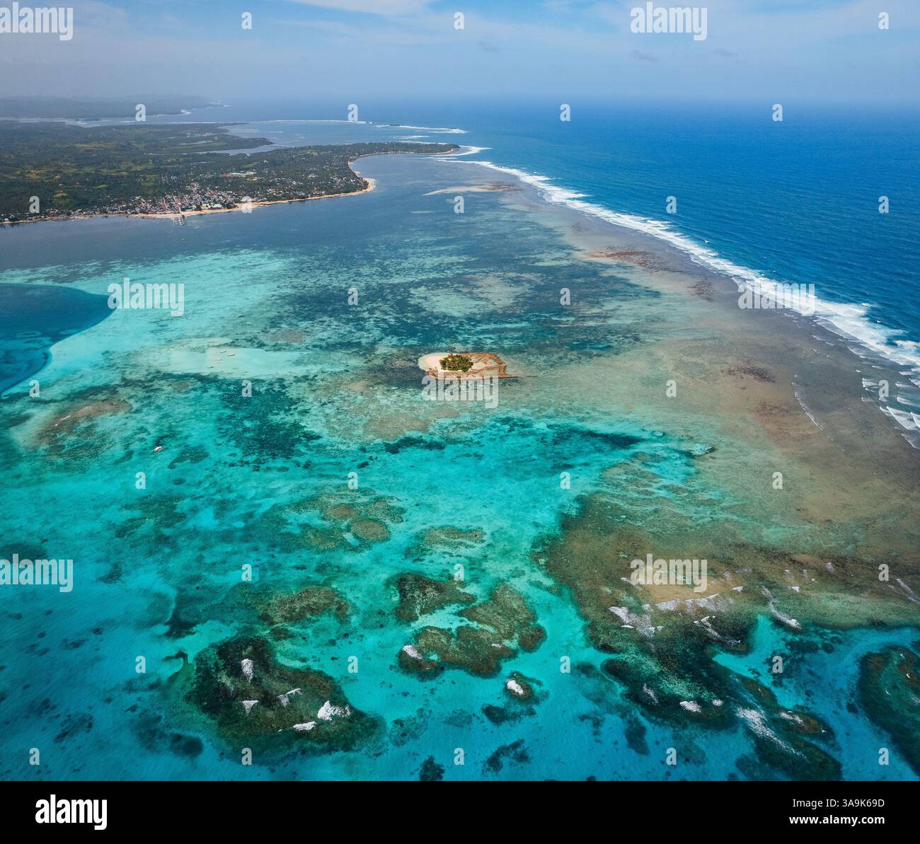 Vista aerea dell'isola di Guyam, Siargao, Una piccola e bellissima isola circondata da acque cristalline, spiagge di sabbia bianca e lussureggianti palme Foto Stock