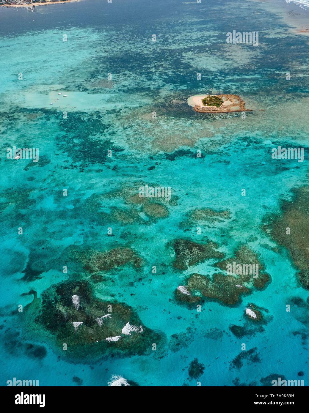 Vista aerea dell'isola di Guyam, Siargao, Una piccola e bellissima isola circondata da acque cristalline, spiagge di sabbia bianca e lussureggianti palme Foto Stock