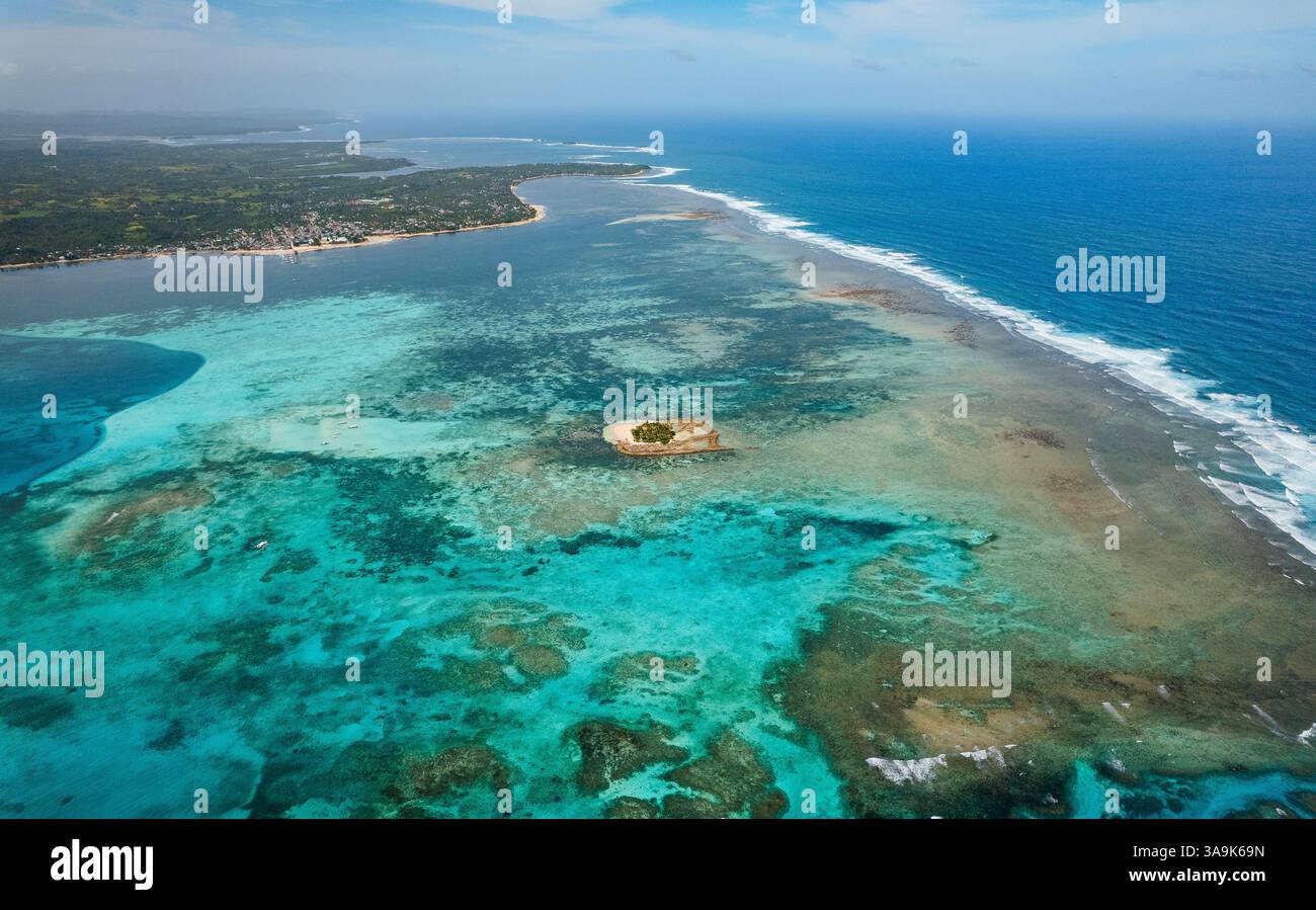 Vista aerea dell'isola di Guyam, Siargao, Una piccola e bellissima isola circondata da acque cristalline, spiagge di sabbia bianca e lussureggianti palme Foto Stock