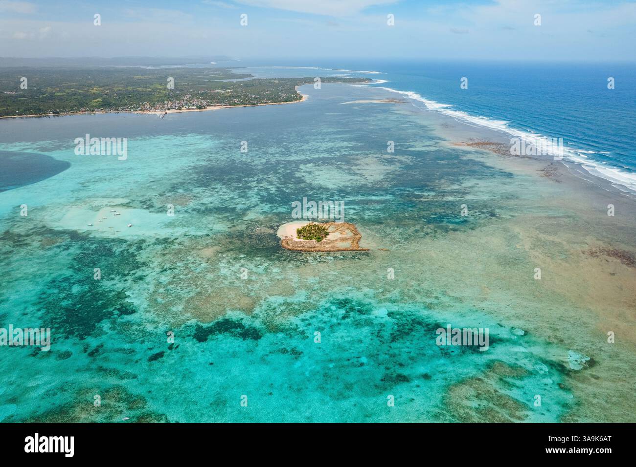 Vista aerea dell'isola di Guyam, Siargao, Una piccola e bellissima isola circondata da acque cristalline, spiagge di sabbia bianca e lussureggianti palme Foto Stock
