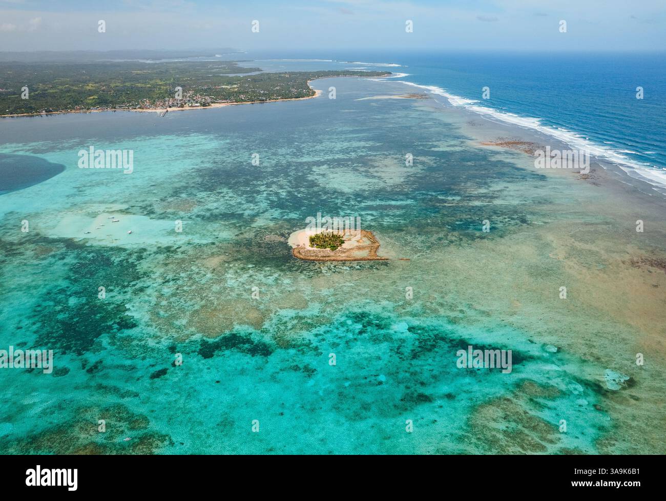 Vista aerea dell'isola di Guyam, Siargao, Una piccola e bellissima isola circondata da acque cristalline, spiagge di sabbia bianca e lussureggianti palme Foto Stock