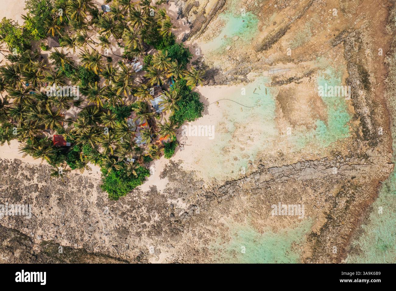 Vista aerea dell'isola di Guyam, Siargao, Una piccola e bellissima isola circondata da acque cristalline, spiagge di sabbia bianca e lussureggianti palme Foto Stock