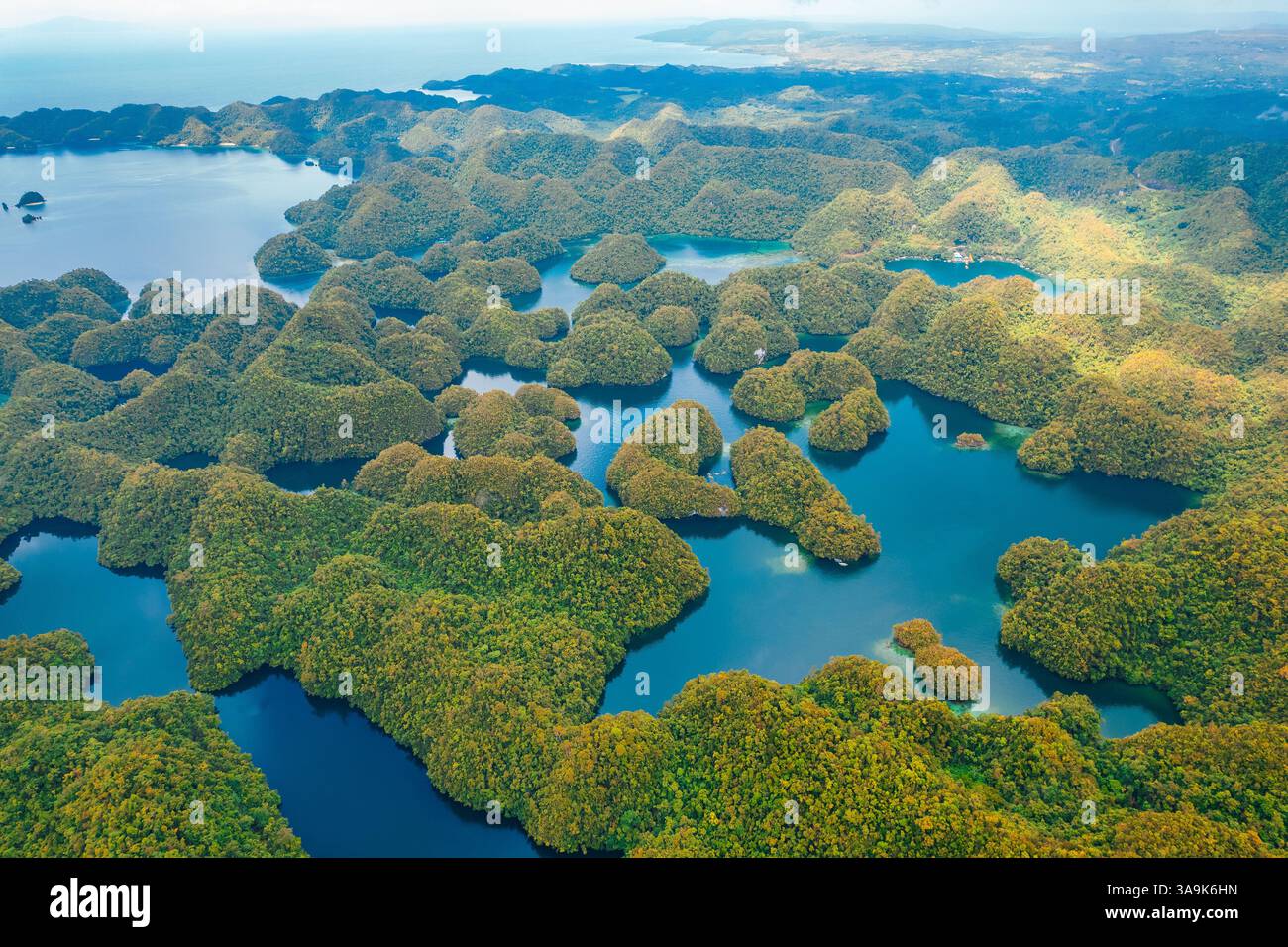 Vista aerea mozzafiato di Sohoton Cove, Un paradiso nascosto di rigogliose scogliere calcaree, lagune turchesi e grotte misteriose a Siargao, Filippine Foto Stock