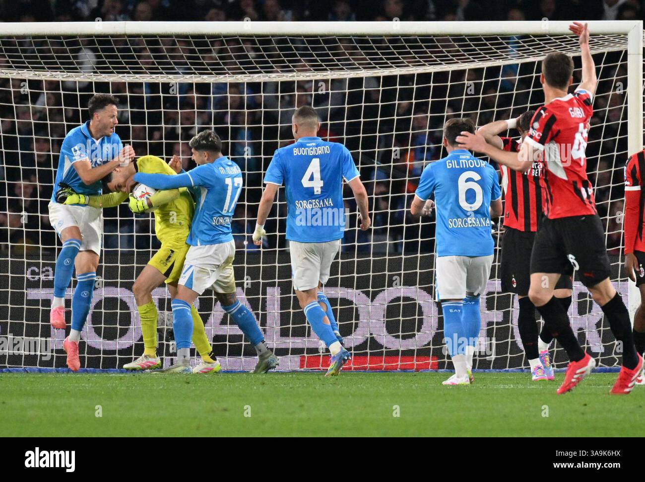 (250331) -- NAPOLI, 31 marzo 2025 (Xinhua) -- il Napoli Alex Meret (2° L) festeggia dopo aver salvato il calcio di rigore durante una partita di serie A tra il Milan e il Napoli a Napoli, Italia, marzo. 30, 2025. (Foto di Alberto Lingria/Xinhua) Foto Stock