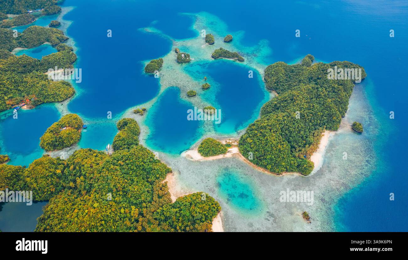 Vista aerea mozzafiato di Sohoton Cove, Un paradiso nascosto di rigogliose scogliere calcaree, lagune turchesi e grotte misteriose a Siargao, Filippine Foto Stock