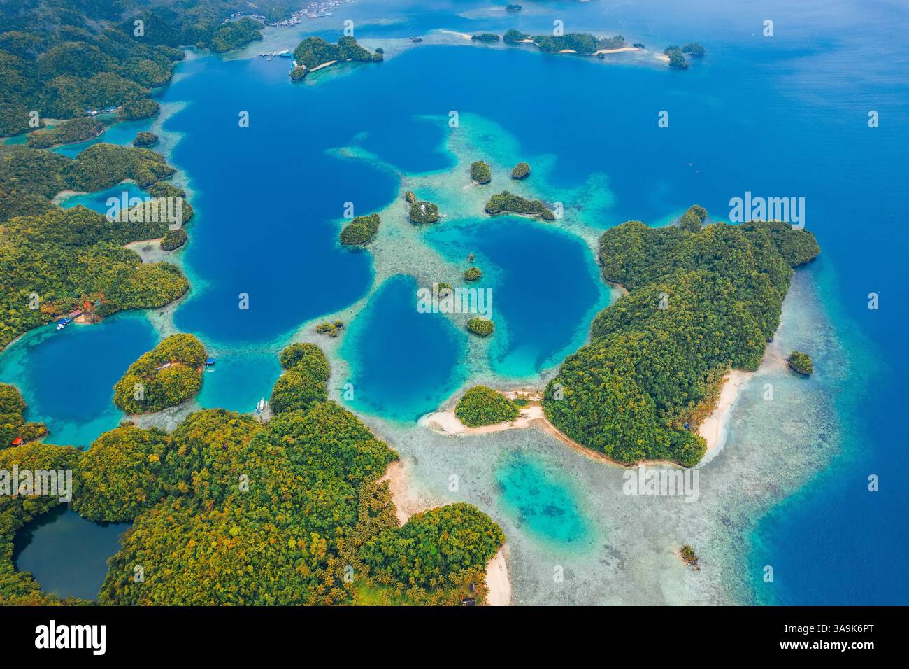 Vista aerea mozzafiato di Sohoton Cove, Un paradiso nascosto di rigogliose scogliere calcaree, lagune turchesi e grotte misteriose a Siargao, Filippine Foto Stock