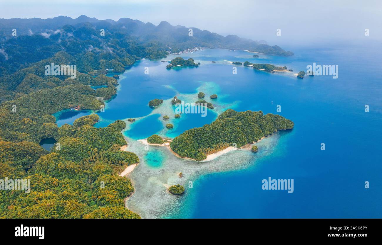 Vista aerea mozzafiato di Sohoton Cove, Un paradiso nascosto di rigogliose scogliere calcaree, lagune turchesi e grotte misteriose a Siargao, Filippine Foto Stock