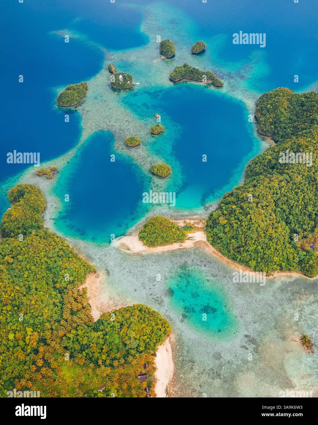 Vista aerea mozzafiato di Sohoton Cove, Un paradiso nascosto di rigogliose scogliere calcaree, lagune turchesi e grotte misteriose a Siargao, Filippine Foto Stock