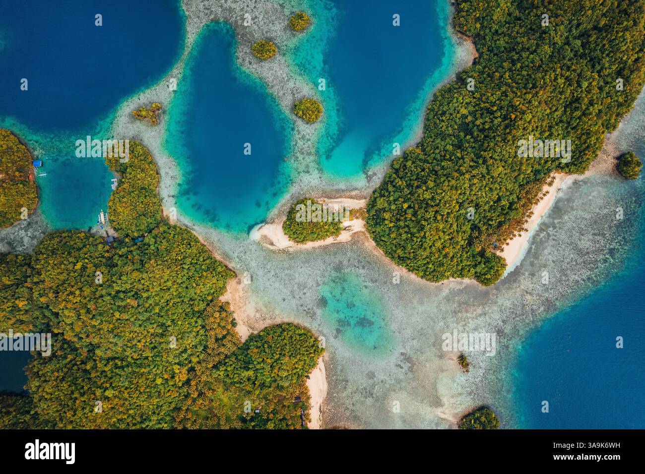 Vista aerea mozzafiato di Sohoton Cove, Un paradiso nascosto di rigogliose scogliere calcaree, lagune turchesi e grotte misteriose a Siargao, Filippine Foto Stock