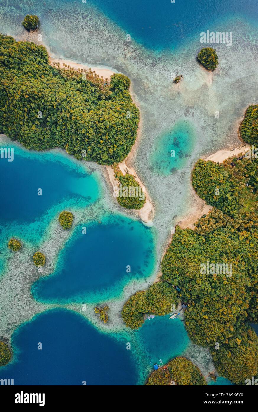 Vista aerea mozzafiato di Sohoton Cove, Un paradiso nascosto di rigogliose scogliere calcaree, lagune turchesi e grotte misteriose a Siargao, Filippine Foto Stock