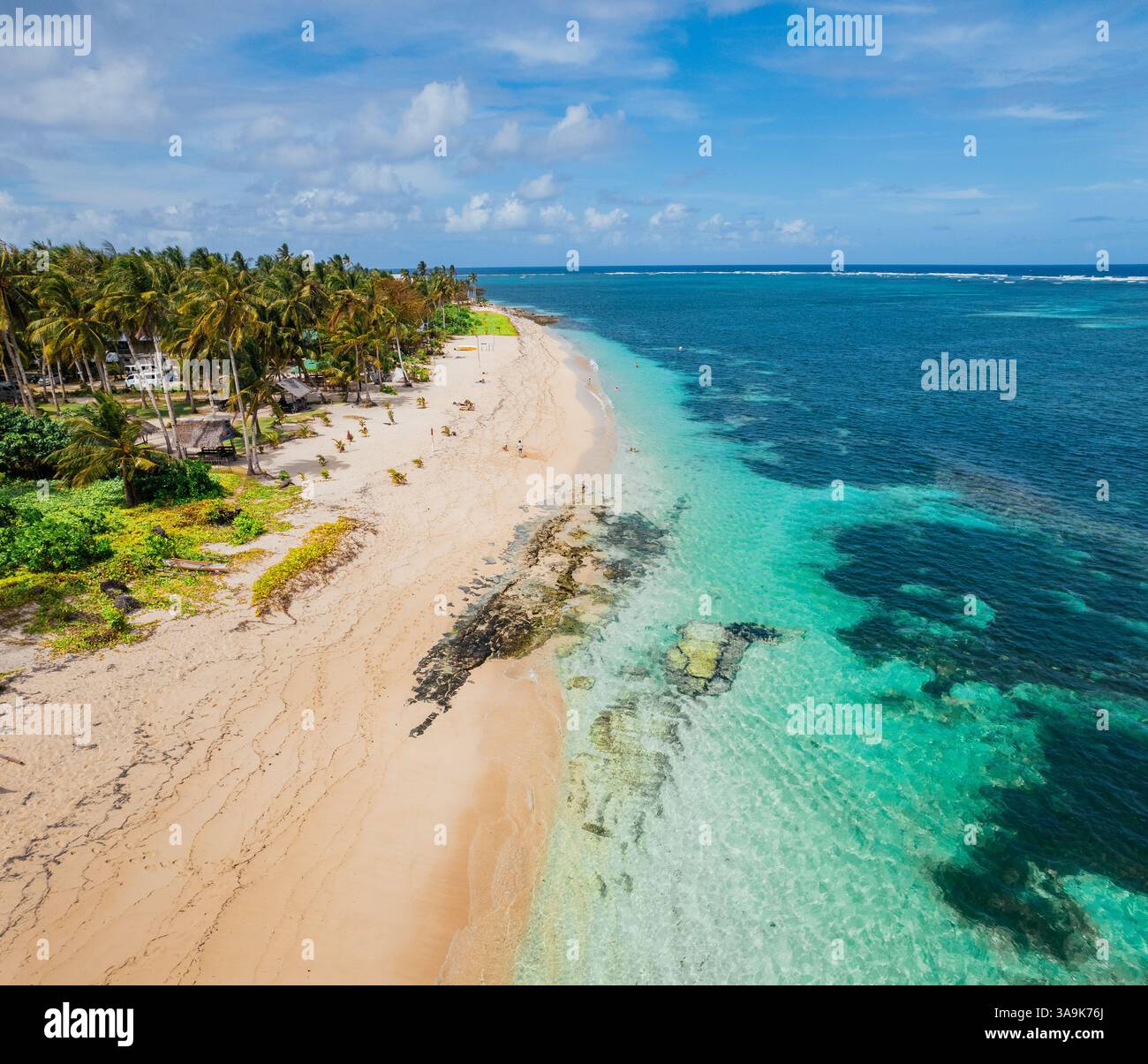Vista aerea mozzafiato delle spiagge incontaminate di Siargao: Le acque turchesi, la sabbia bianca e le lussureggianti palme creano il paradiso tropicale definitivo! Foto Stock