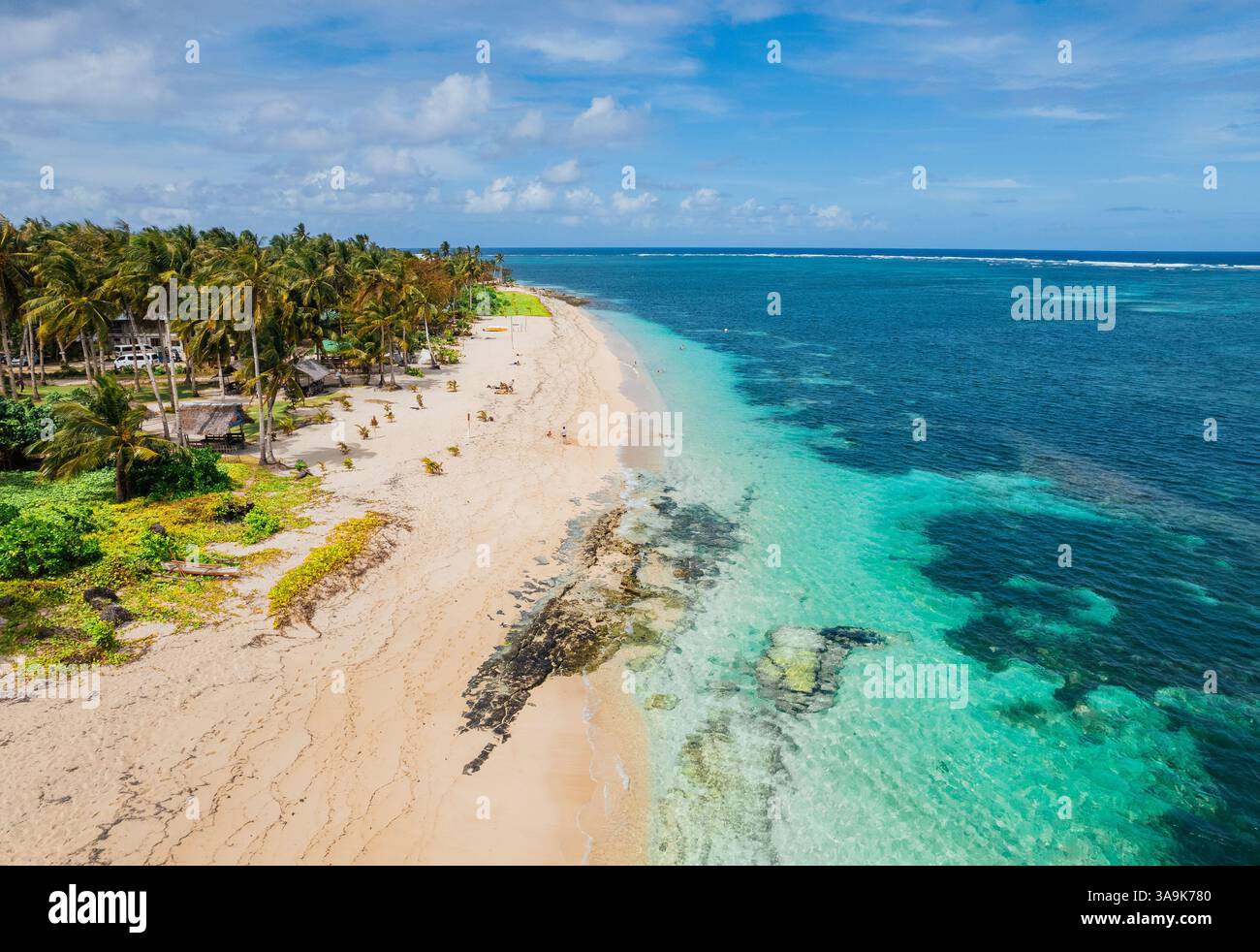Vista aerea mozzafiato delle spiagge incontaminate di Siargao: Le acque turchesi, la sabbia bianca e le lussureggianti palme creano il paradiso tropicale definitivo! Foto Stock