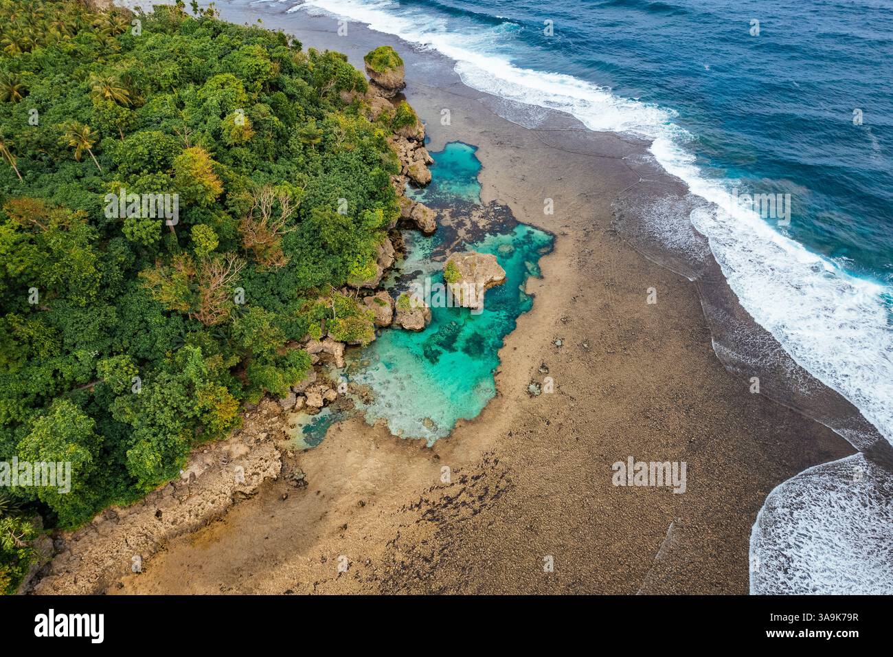 Vista aerea mozzafiato di Sohoton Cove, Un paradiso nascosto di rigogliose scogliere calcaree, lagune turchesi e grotte misteriose a Siargao, Filippine Foto Stock