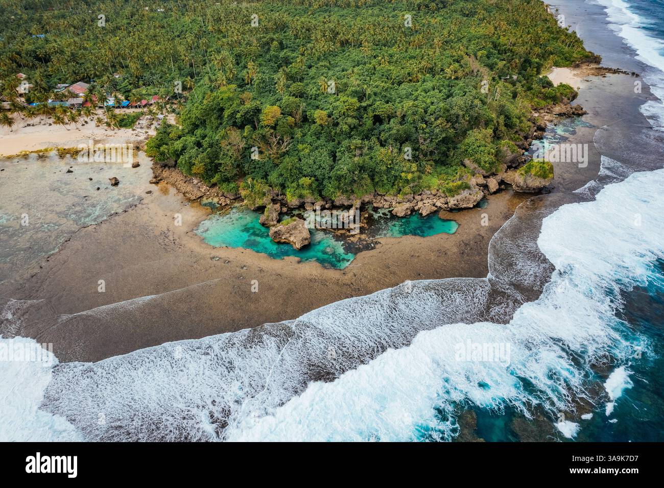 Vista aerea mozzafiato di Sohoton Cove, Un paradiso nascosto di rigogliose scogliere calcaree, lagune turchesi e grotte misteriose a Siargao, Filippine Foto Stock