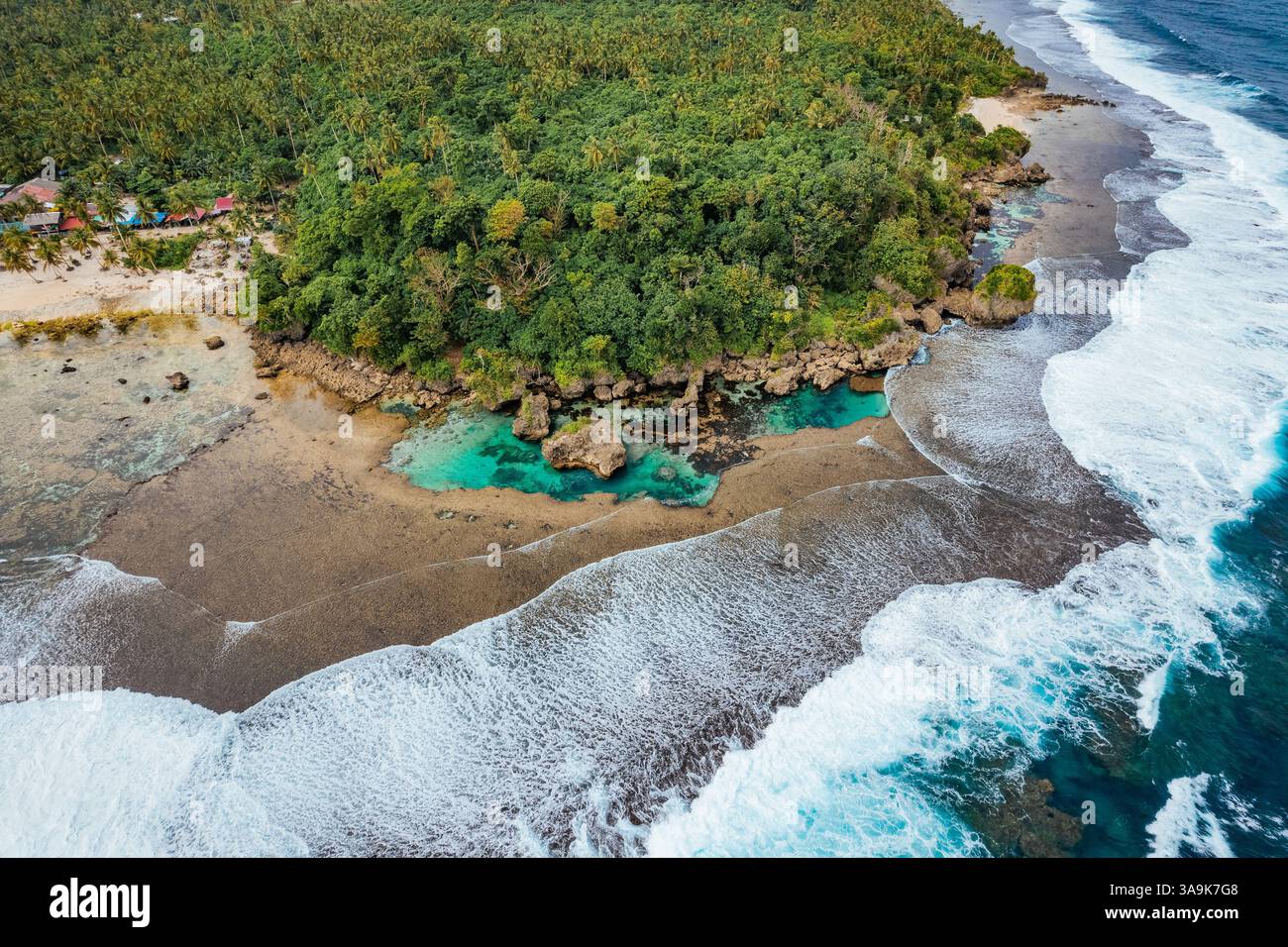 Vista aerea mozzafiato di Sohoton Cove, Un paradiso nascosto di rigogliose scogliere calcaree, lagune turchesi e grotte misteriose a Siargao, Filippine Foto Stock