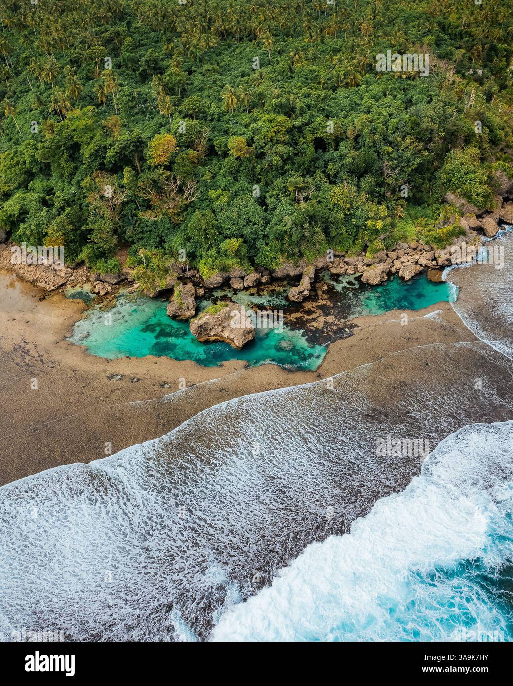 Vista aerea mozzafiato di Sohoton Cove, Un paradiso nascosto di rigogliose scogliere calcaree, lagune turchesi e grotte misteriose a Siargao, Filippine Foto Stock